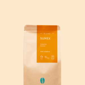 Kaffeepackung aus Packpapier mit orangenem Etikett für den Sumex Blend und den Worten Sumatra, Mexiko sowie 100% Arabica, darunter Symbole für Herdkanne, Siebträger und Vollautomat. Unter dem Etikett das aufgestempelte Blaue Bohne Rösterei-Logo