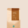 Kaffeepackung aus Packpapier mit dunkelbraunem Etikett für den Forte Filter Blend und den Worten Brasil, Sumatra, Ethiopia sowie 100% Arabica, darunter Symbole für Kaffeefilter und French Press. Unter dem Etikett das aufgestempelte Blaue Bohne Rösterei-Logo.