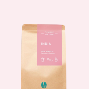 Kaffeepackung aus Packpapier mit rosa Etikett für den India Single Origin und den Worten 100% Robusta sowie Canephora Robusta, darunter Symbole für Herdkanne, Siebträger und French Press. Unter dem Etikett das aufgestempelte Blaue Bohne Rösterei-Logo.