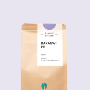 Kaffeepackung aus Packpapier mit weißem Etikett und violettem Kreis oben für den Baragwi PB Single Origin und den Worten Kenya sowie washed, SL 28, SL 34, Batian, Ruiru 11. Unter dem Etikett das aufgestempelte Blaue Bohne Rösterei-Logo.