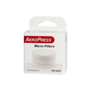 Eine 350er Packung AeroPress Micro-Filter, in der die Filter gestapelt sind und das AeroPress-Logo auf der Vorderseite der weiß-roten Verpackung prangt.