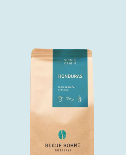 Kaffeepackung aus Packpapier mit blauem Etikett für den Honduras Single Origin und den Worten Honduras, 100% Arabica, Red Catuai darunter Symbole für Herdkanne, Siebträger und French Press. Unter dem Etikett das aufgestempelte Blaue Bohne Rösterei-Logo.