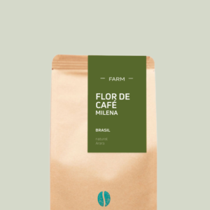 Kaffeepackung aus Packpapier mit dunkle-grünem Etikett für den Flor de Cafe Milena Single Origin und den Worten - Farm - Flor de Cafe Milena, Brasil, natural, Araras. Unter dem Etikett das aufgestempelte Blaue Bohne Rösterei-Logo.