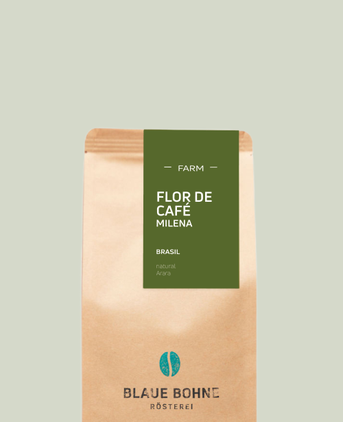 Kaffeepackung aus Packpapier mit dunkle-grünem Etikett für den Flor de Cafe Milena Single Origin und den Worten - Farm - Flor de Cafe Milena, Brasil, natural, Araras. Unter dem Etikett das aufgestempelte Blaue Bohne Rösterei-Logo.