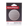 Die Verpackung des wiederverwendbaren AeroPress-Edelstahlfilters zeigt den Filter durch ein durchsichtiges, rundes Fenster, mit dem AeroPress-Logo oben und den Aufschriften "Made in USA" und "Reusable Filter" unten.
