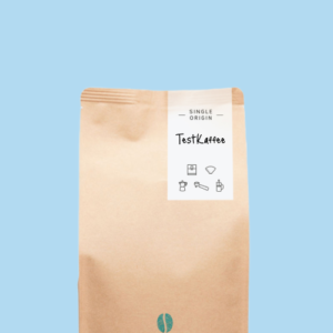 Kaffeepackung aus Packpapier weißem Etikett. Unter dem Etikett das aufgestempelte Blaue Bohne Rösterei-Logo.