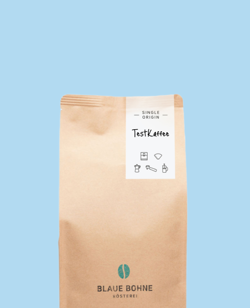 Kaffeepackung aus Packpapier weißem Etikett. Unter dem Etikett das aufgestempelte Blaue Bohne Rösterei-Logo.